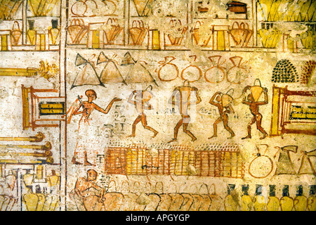 Peinture originale sur le mur de l'intérieur de la tombe de Neferrenpet sur les tombes des nobles. Egypte Louxor rive ouest. Banque D'Images