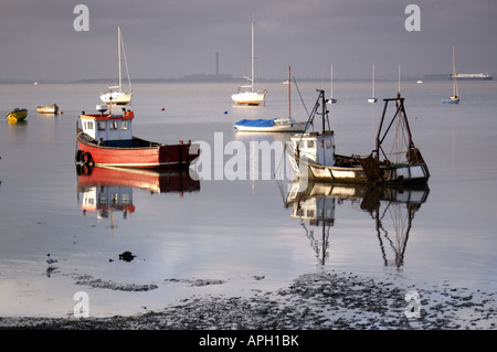 Des bateaux de pêche à Thames Leigh -sur-Mer, la Côte d'Essex, Angleterre Banque D'Images
