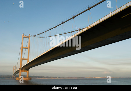 Le Humber Bridge est le quatrième plus grand pont suspendu à travée unique au monde et s'étend sur l'estuaire Humber Banque D'Images