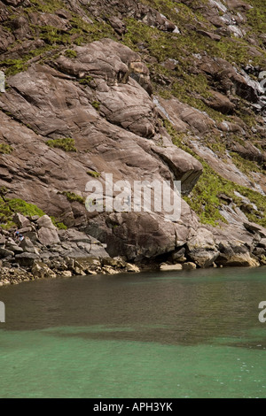 Le groupe negiotiating mauvaise étape, entre le Loch et Curuisk Elgol sur les rives du Loch Scavaig, Isle of Skye Banque D'Images