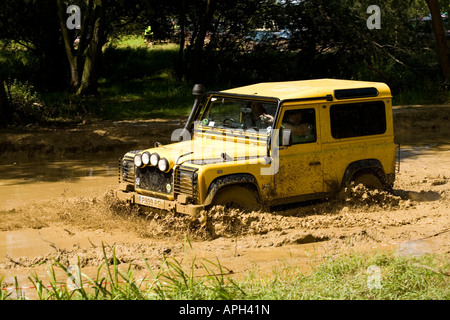 Landrover Defender en passant par la boue profonde Banque D'Images