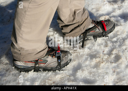 Crampons de démarrage réglable pour la marche sur neige gelée glacée dans les montagnes Bavaria Allemagne Europe Banque D'Images