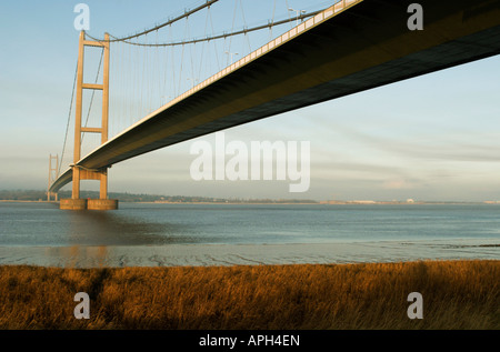 Le Humber Bridge est le quatrième plus grand pont suspendu à travée unique au monde et s'étend sur l'estuaire Humber Banque D'Images