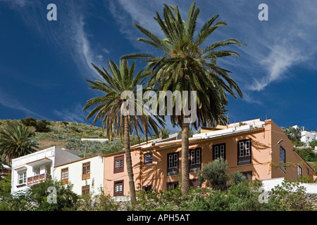 Espagne, Canaries, La Gomera, bâtiments colorés dans le petit village Vallehermoso Banque D'Images