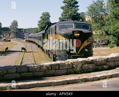 Le cerf mulet se nourrissent près du moteur et les voitures du célèbre Grand Canyon Railroad assis à Grand Canyon Village, sur la rive sud Banque D'Images