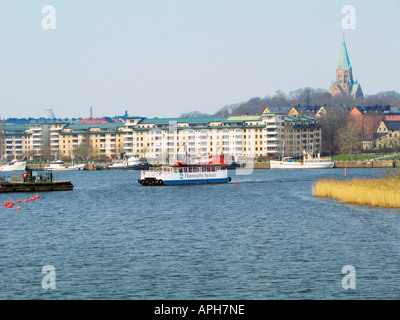 Un ferry traverse le lac Hammarby Sjö dans la zone résidentielle moderne Hammarby Sjöstad à Stockholm, en Suède. Banque D'Images