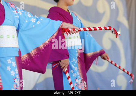 Danseurs japonais performing on stage Banque D'Images