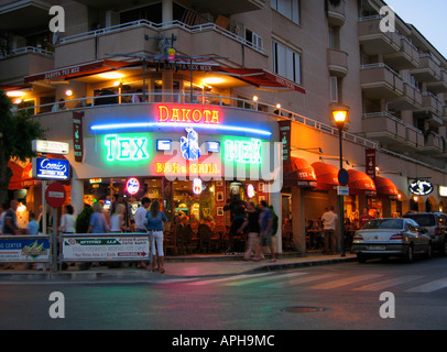 Bar Dakota Grill est l'un des nombreux restaurants à destination Alcudia sur l'île de Majorque Espagne Banque D'Images