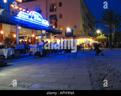 Quand vient le soir à Alcudia Mallorca les touristes se rassemblent à Sa Gavina et autres restaurants de la plage Banque D'Images