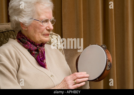 Vieille Femme jouant d'un tambourin Banque D'Images