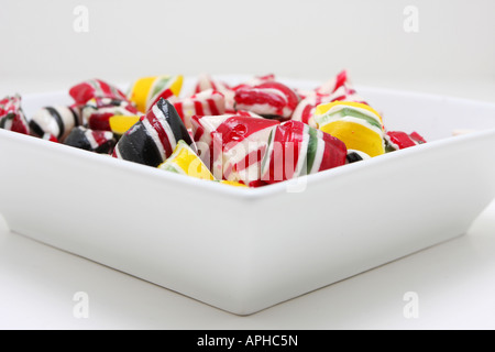 Un bol rempli de bonbons durs très coloré et des couleurs saturées. Banque D'Images