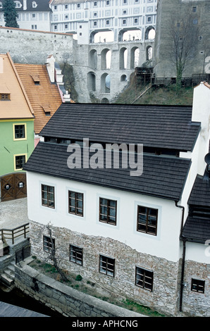 Le monumental pont Plastovy trois étages couverts, Cesky Krumlov, République tchèque à tisser dans l'arrière-plan Banque D'Images