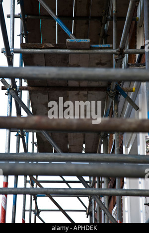 Un close-up de l'échafaudage à l'extérieur d'un bâtiment ancien, Guildford, Surrey, Angleterre. Banque D'Images