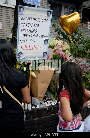 Mémorial de la rue pour un jeune Evren poignardé à mort par Crystal Palace dans le sud de Londres Décembre 2007 Banque D'Images