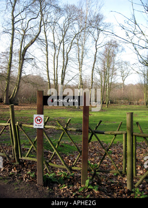 Signe de pique-nique et les chiens s'identifier Norsey Woods Nature Reserve, Senlis, Essex, Angleterre Royaume-uni Banque D'Images