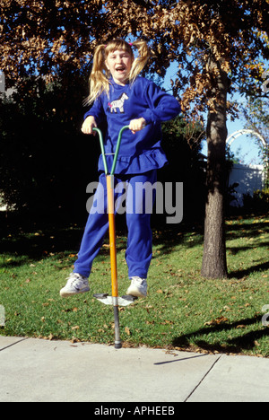 Les jeunes rif jumpingl sur Pogo Stick Banque D'Images