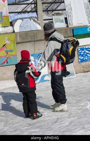 Mère et fils tableaux à une galerie en plein air sur le canal Rideau durant le Bal de Neige à Ottawa, Canada Banque D'Images