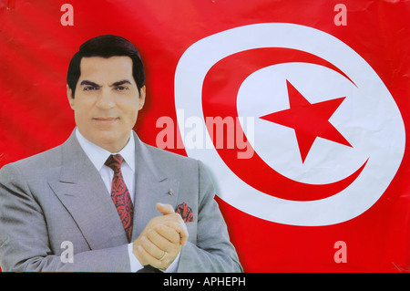 Un poster de la Président tunisien Zine el-Abidine ben Ali contre le fond du drapeau national Banque D'Images