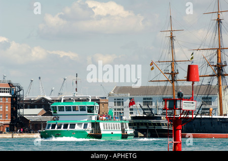 Le traversier de gosport naval historique de Portsmouth Harbour avec HMS Warrior en arrière-plan sur le front de GUNWHARF QUAYS Banque D'Images