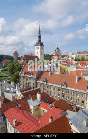 L'Estonie Tallinn la région baltique La Saint-nicolas, et l'église Niguliste kirik musée vieille ville médiévale de Tallinn Estonie toits de tuile rouge Mer baltique Banque D'Images