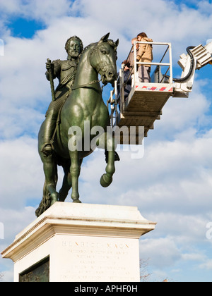 Équipe de travail sur les restaurateurs 'Henri IV statue" "Place du Pont Neuf' 'Ile de la Cite' Paris France Banque D'Images