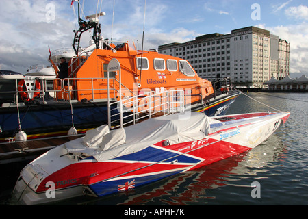 RNLI Lifeboat classe Tamar à l'extérieur dans le quai Royal Victoria Au Collins Stewart London Boat Show Excel London Banque D'Images