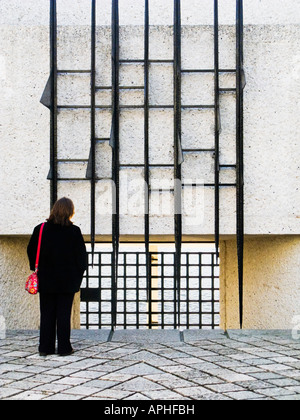 Femme de payer hommage à la English Martyrs de la Déportation memorial Ile de la Cité Paris France Europe Banque D'Images