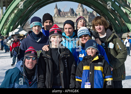 Groupe de personnes pour la plupart des adolescents qui pose pour une photo Banque D'Images