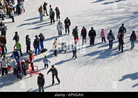 Les gens de patiner sur le Canal Rideau durant le Bal de Neige à Ottawa, Canada Banque D'Images