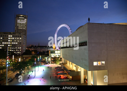 Vue sur le Royal Festival Hall et London Eye de nuit. Banque D'Images