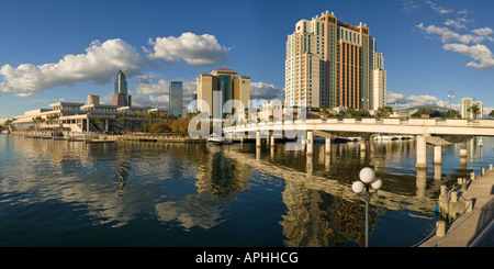 Centre de Conventions de Tampa Florida hôtels et skyline vue de l'Île Harbour Banque D'Images