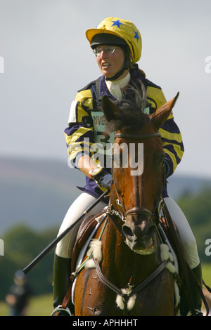 Rider en compétition de cross country Banque D'Images