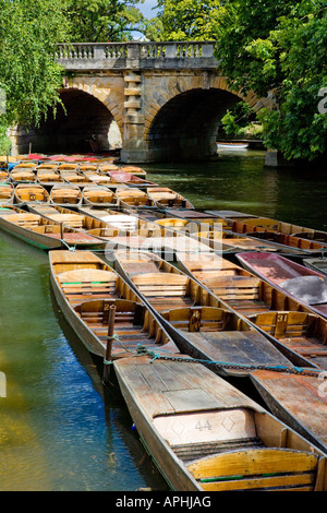 Rangées de plates amarré sous le Pont-de-la-Madeleine, Oxford Banque D'Images