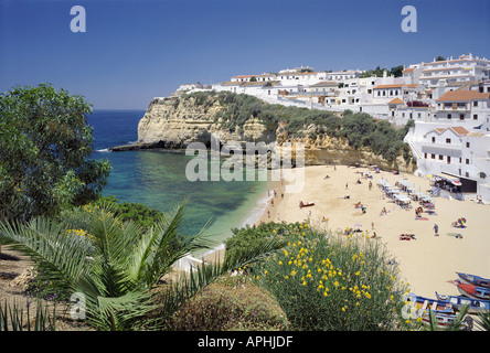 Le Portugal l'Algarve Praia do Carvoeiro beach et village et en été Banque D'Images