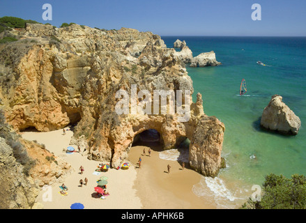 Le Portugal l'Algarve , Alvor Praia dos tres irmaos plage et falaises en été Banque D'Images
