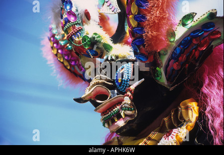 Gros plan portrait d'une danseuse du diable masquée pendant la danse Diablada, festival Gran Poder, la Paz, Bolivie Banque D'Images
