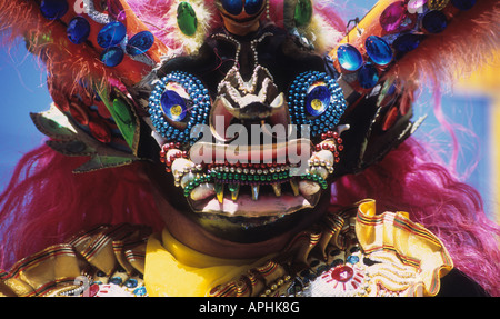 Gros plan portrait d'une danseuse du diable masquée pendant la danse Diablada, festival Gran Poder, la Paz, Bolivie Banque D'Images