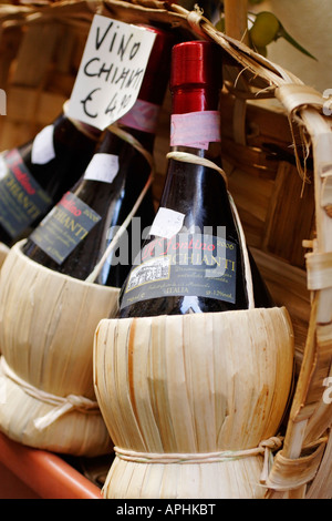 Bouteilles de vin rouge Chianti italien devant le magasin local dans la région de Lucca, Toscane, Italie Banque D'Images