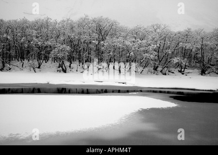 Après la rivière Rauma neige dans la vallée de Romsdalen, Rauma kommune, Møre og Romsdal (Norvège). Banque D'Images