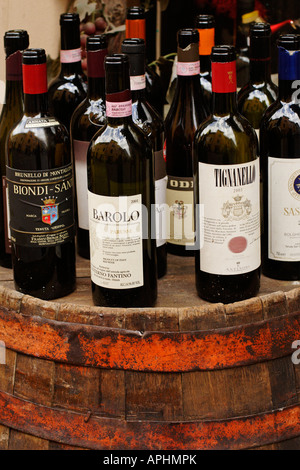 Des bouteilles de vin, Lucca, Toscane, Italie Banque D'Images