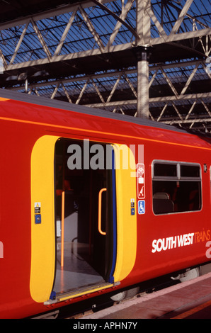 Transport train de banlieue à haute visibilité jaune montrant des marquages et de l'intérieur de porte poignées et poteaux, Waterloo Station, London Banque D'Images