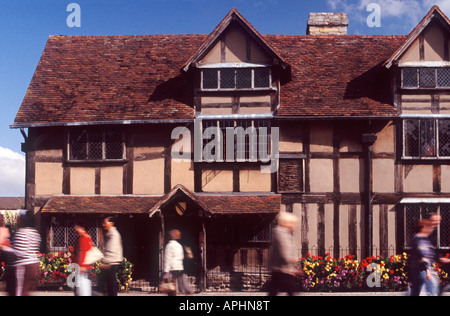 Le lieu de naissance de Shakespeare accueil de touristes autour de blurred motion, Stratford upon Avon, Warwickshire, Angleterre Banque D'Images