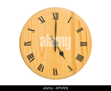 Horloge en bois isolé sur blanc Banque D'Images