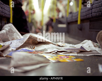 Détritus sur le sol de l'underground tube à Londres à partir de la presse gratuite Banque D'Images