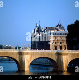 EU FR France Ile de France Paris 1 ème arrondissement Le Pont Neuf covert de Christo et Jean Claude 0923 moyen 1985 Banque D'Images