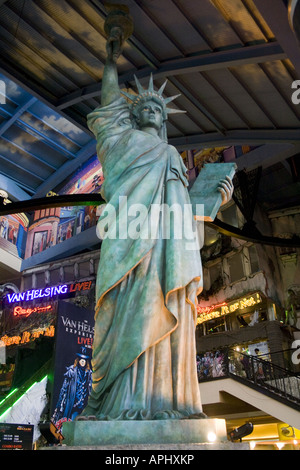 Statue de la liberté réplique de mauvais goût dans le premier monde, Hotel Cameron Highlands, Malaisie Banque D'Images