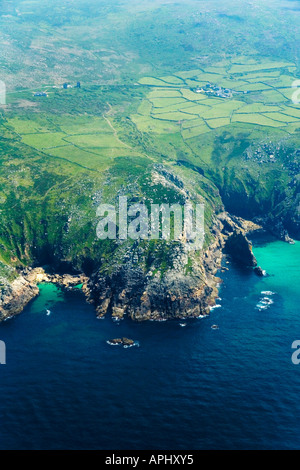 Vue aérienne de la côte des Cornouailles de commando montrant ridge Bosigran West Penwith Cornwall England UK Royaume-Uni GB Banque D'Images