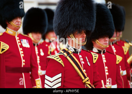 La relève de la garde à l'extérieur de Buckingham Palace Londres Angleterre Whitehall Banque D'Images