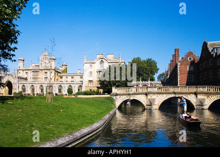 Promenades en barque sur la rivière Cam pont et St John's College de Cambridge Cambridgeshire East Anglia Angleterre Royaume-Uni Royaume-Uni GB Banque D'Images