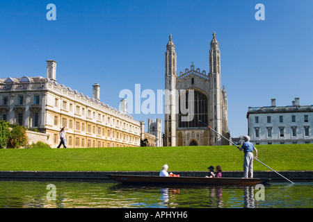 Promenades en barque sur la rivière Cam en face de Kings College Chapel en été le soleil dos East Anglia Cambridge Angleterre Banque D'Images